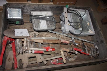Pallet with 3 work lights + various clamps, pipe cutters, etc.