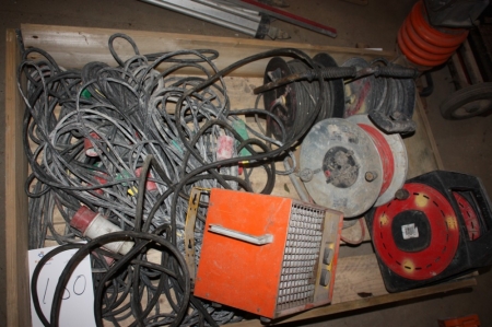 Palle med diverse el-kabler + el-varmeapparat, Faico + 4 kabeltromler