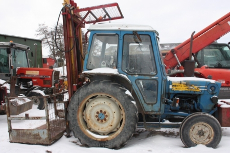 Tractor Ford 4100. Hours: 3992. Fitted with construction hoist (forks and basket).