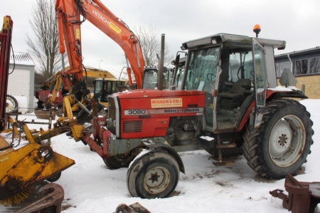 Tractor, Massey-Fergusson, 3080 B90 / 2 Front linkage with broom (without hydraulic motor). 2-wheel drive. Hours: 7586