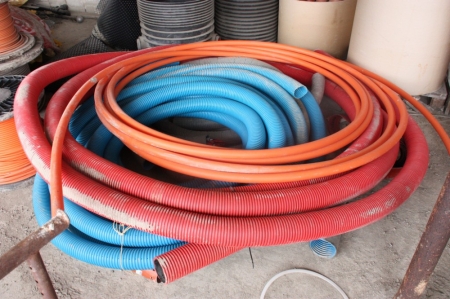 Lot various PVC drainage pipes, water pipes, wells, PVC sewer pipes and fittings, etc.