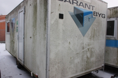 PL 1143: Mandskabsvogn med trailertræk, Scanvogn, længde ca. 5,5 meter. 4 omklædningsskabe, toilet, vandvarmer, bruserum, håndvask, opholdsrum med bord, stole og køleskab