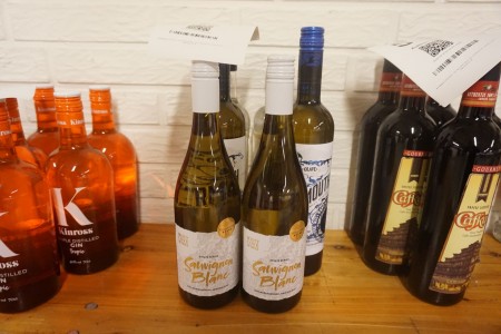 2 Flaschen Weißwein, Misty Cove, Sauvignon Blanc – 2 Flaschen Wermut, Olave – 2 Flaschen heller Rum, La Morita Caribeña
