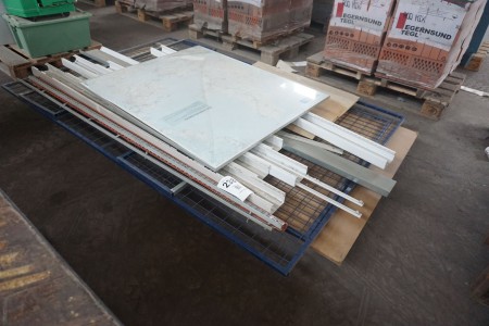 Pallet with safety grid etc.