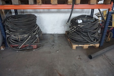2 pallets with various hoses