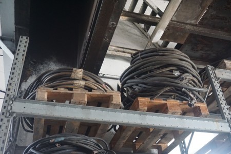2 pallets with various hoses