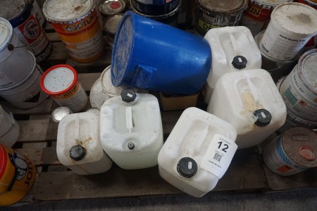 Pallet with various buckets of paint + Masterseal 550 etc.