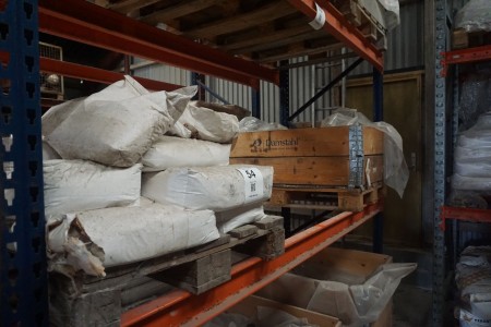 2 pallets with various gravel