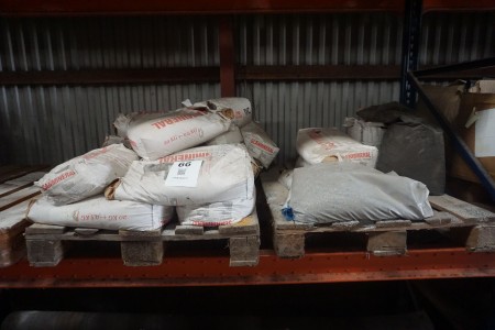 2 pallets of various sand
