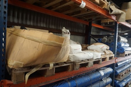2 pallets of various sand + roof hoods for extraction