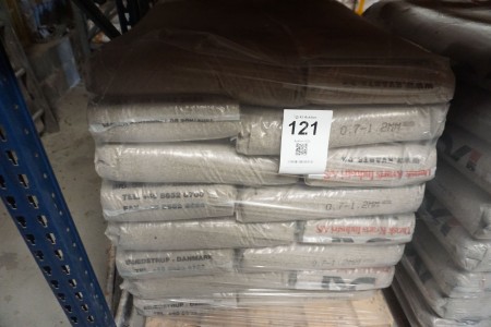 Pallet with sand for underlayment