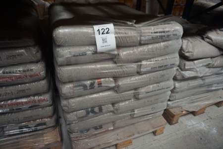 Pallet with sand for underlayment