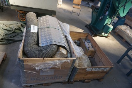 2 pallets with various extraction hoses