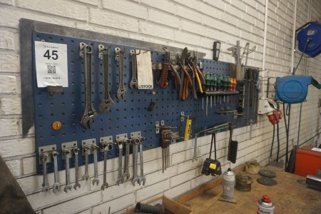 Værkstedstavle med indhold af diverse håndværktøjer