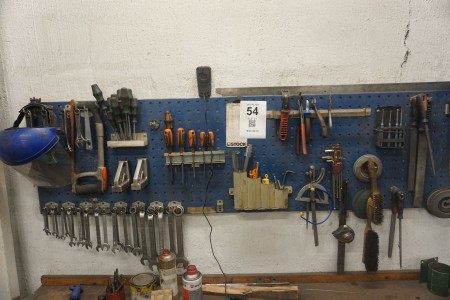 Værkstedstavle med indhold af diverse håndværktøjer
