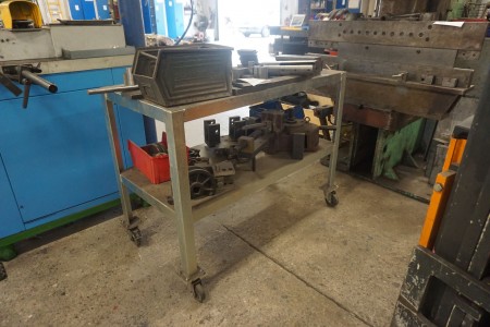 Workshop rolling table containing tools for horizontal bending machine