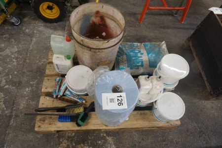 Palle med diverse rengøringsmidler, kattegrus, papir, mv.