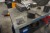 Werkstatt-Rolltisch mit Werkzeugen für Horizontalbiegemaschine
