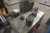Werkstatt-Rolltisch mit Werkzeugen für Horizontalbiegemaschine