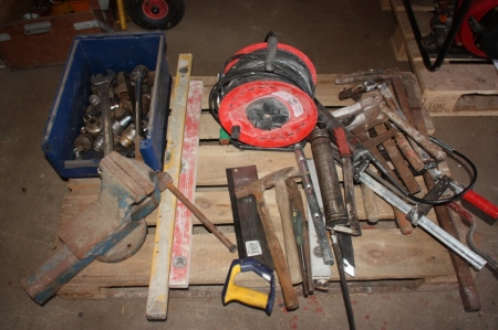 Palle med skruetvinger, værktøj, skraldenøgler, toppe, kabeltromle med videre