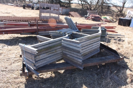 Construction for roof ventilation in livestock buildings