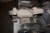 Bord med indhold: bænksliber, Booster, Skill stiksav, 2 x varmepistoler, hulborsæt, vinkel-akubore-/skruemaskine, Bosch