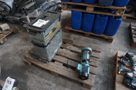 Værktøjskasse på hjul med indhold og pumpe 