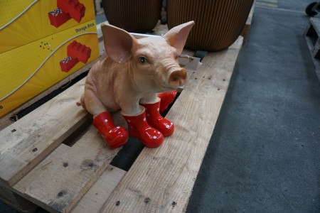 1 piece. Pig with red boots