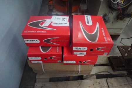 4 pairs of safety shoes, Cofra incl. Box with 120 pairs of work gloves