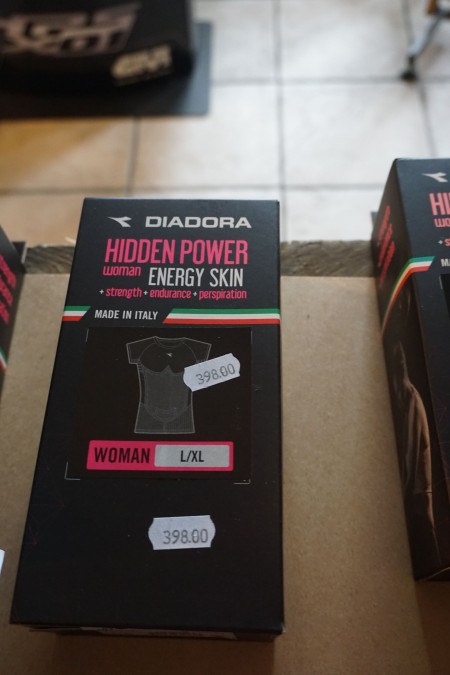 2 Stk. Teile für Damenunterwäsche, Diadora
