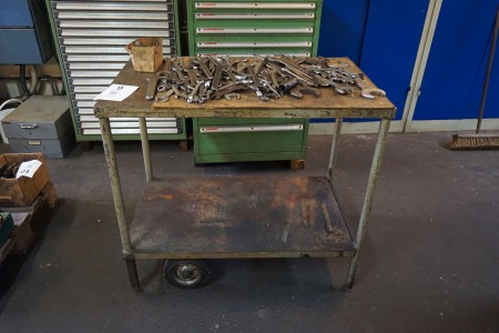 Rolling table containing various spanners