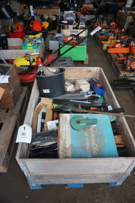 Large lot of blades for lawnmowers etc.