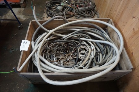 2 pallets with various cables