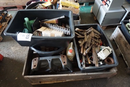Pallet with various hand tools + spare parts etc.