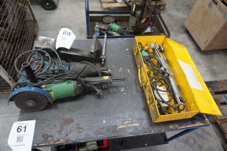 Indhold på værkstedsbord af diverse el-værktøj 