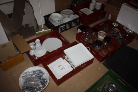 Various parts for kitchen (plates, dishes, cutlery, glasses, salt / pepper shakers, etc.)