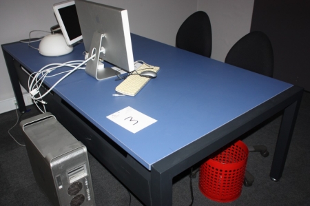 El-hæve-sænke skrivebord, 220 x 110 cm + 5 skuffesektioner + 2 kontorstole, HÅG + bogskab, bredde=125 x højde = 185 x dybde = 65 cm, 5 hylder + bordplade, rød, 210 x 110 cm