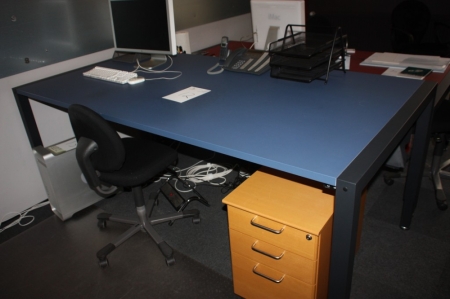 El-hæve-sænke skrivebord, 220 x 110 cm + kontorstol + køreunderlag + skuffesektion + metalopslagstavle