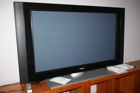 Plasma TV, Philips, diagonal 128 cm + Apple computer with keyboard