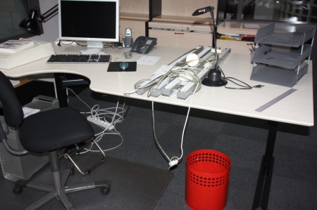 El-hæve sænke skrivebord, 220 x 110 cm + kontorstol, HÅG + køreunderlag + skuffesektion + 2 x papirkurv