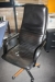 El- hæve-sænkeskrivebord, 220 x 110 cm + skuffesektion + 2 stole med chromstel og sort læder + kontorstol