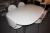 Spisebord, 2-delt, hvid, ca. 160 x 110 cm, stålben + 2 stole, chromstel, læder + flagstang med flag
