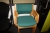 3 stole i formspændt bøg, grønt bolster + kontorstol + rundt bord i 2 dele, ø 120 cm