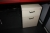 El-hæve sænke skrivebord, 220 x 110 cm + 3 kontorstole + køreunderlag + skuffesektion + metalopslagstavle + papirkurv