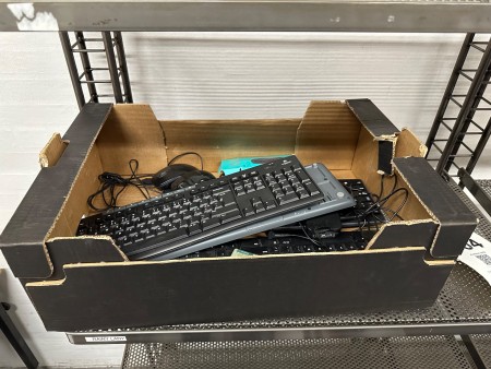 Box mit verschiedenen Tastaturen und Mäusen