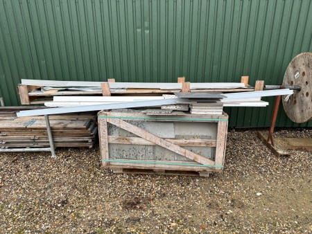 Pallet with various tiles/clinkers, etc.