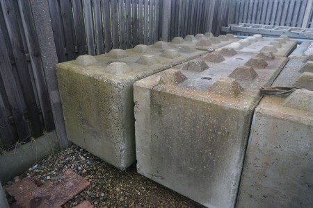 2 pcs. Concrete blocks