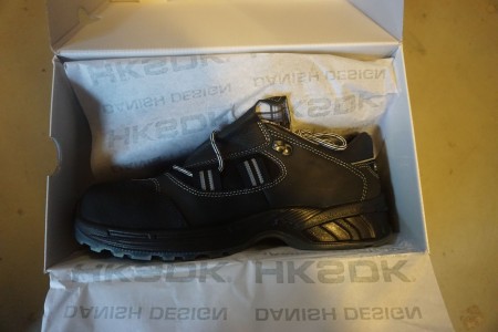 2 pairs of safety shoes, HKSDK