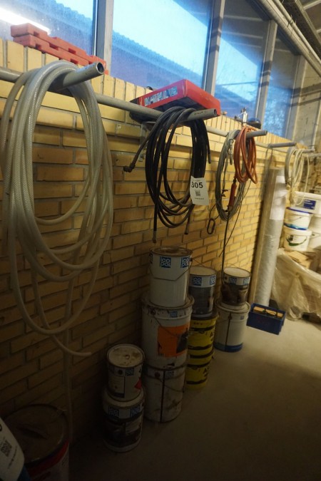 Contents along the wall of various cables, hoses, etc.