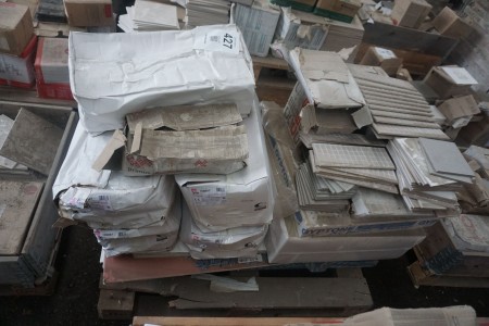 1 pallet with various tiles/tiles & plasterboard, etc.